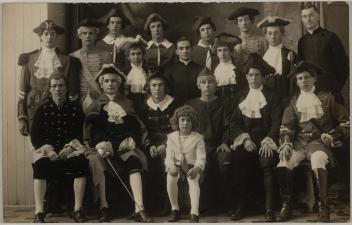Portrait de groupe d’une troupe de théâtre, Nicolet, Québec, 1936