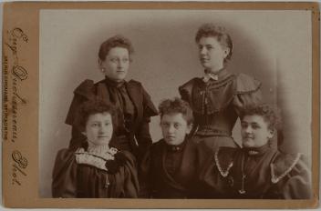 Portrait of unidentified women, Saint-Hyacinthe, Quebec, 1890-1895