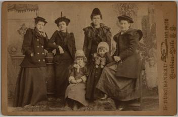Group portrait of an unidentified family ?, Berthierville, Quebec, 1890-1895