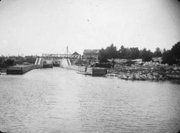 Entrée de l'écluse, voie navigable de Trent-Severn (?), Ont. (?), vers 1895