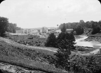 Barrage et écluse no 1 en construction, canal Trent, Ont., vers 1895