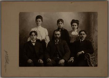 Portrait de groupe d’une famille non identifiée, Thetford Mines, Québec, 1901-1910