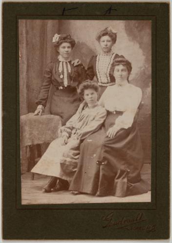 Portrait de groupe de femmes non identifiées, Sorel, Québec, 1900-1915