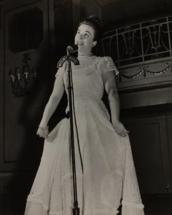 Jeannine Desjardins, Montréal, Québec, vers 1940