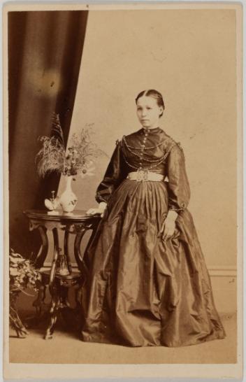 Portrait d’une femme non identifiée, Montréal, Québec, 1866-1869