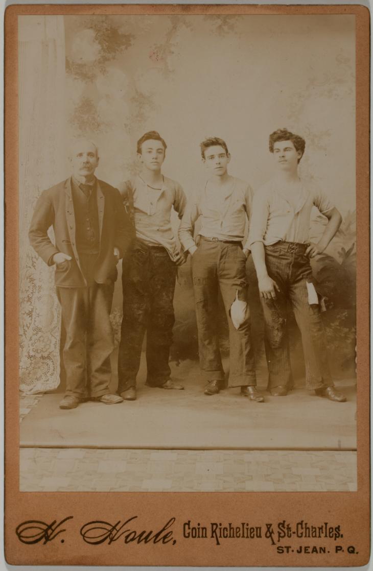 Portrait de groupe d’hommes non identifiés, Saint-Jean, Québec, 1890-1915