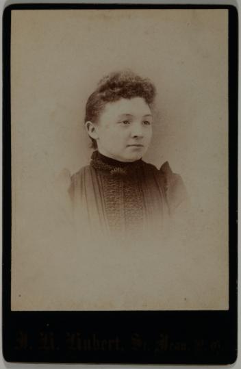 Portrait of an unidentified woman, Saint-Jean, Quebec, 1890-1910