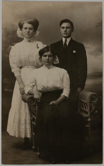 Portrait de groupe de personnes non identifiées, Drummondville, Québec, 1911-1920