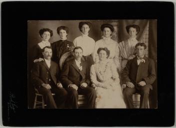 Portrait de mariage de personnes non identifiées, Buckingham, Québec, vers 1901