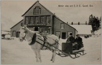 Vue de la C. Robin Collas Company, Ltd. en hiver, Gaspésie, Québec, 1904-1933