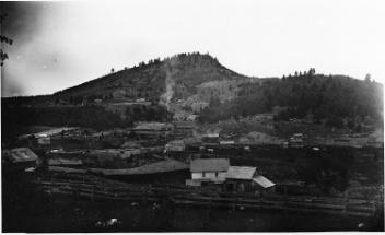 Vue d'ensemble de la mine d'ardoise de New Rockland, près de Kingsbury, QC, vers 1900