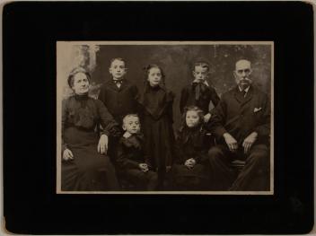 Portrait of an unidentified family, Montreal, Quebec, 1901-1905