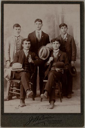 Portrait de groupe d’hommes non identifiés, Ottawa, Ontario, vers 1883-1888