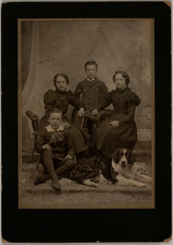 Portrait de groupe de jeunes personnes non identifiées, Sherbrooke, Québec, vers 1891-1901 ?