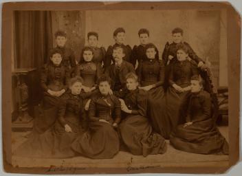 Portrait de groupe de personnes non identifiées, Sherbrooke, Québec, vers 1891-1901 ?