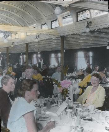 Salle à manger sur l'un des bateaux des Grands Lacs de la ligne maritime du Canadien Pacifique, Ont., vers 1935