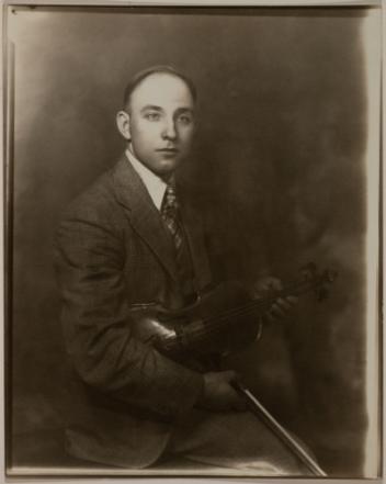 Portrait d’un violoniste non identifié, Montréal, Québec, après 1920 ?