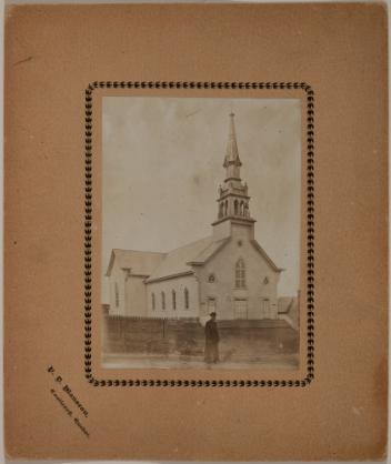 Vue d’une église, Coaticook ?, Québec, 1890-1905