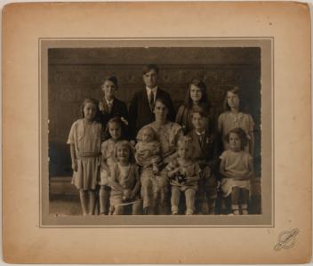 Portrait de groupe de personnes non identifiées, Montréal, Québec, 1926-1948