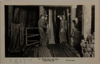Descenderie no 1 à 1 200-pieds de profondeur à la mine Lamaque, Val d'Or, Québec, vers 1935