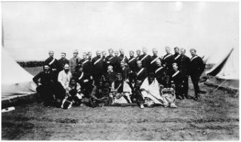 Éclaireurs autochtones et officiers de l'Artillerie de garnison de Montréal, rébellion du Nord-Ouest, Regina, Sask., 1885