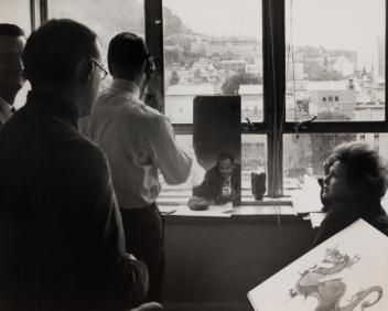 Eugenie Groh et des collègues au studio d’art publicitaire du magasin Eaton, Montréal, Québec, 1965