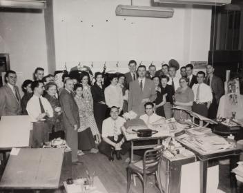 Portrait de groupe au studio d’art publicitaire du magasin Eaton, Montréal, Québec, 1953
