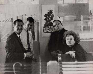 Portrait de groupe au studio d’art publicitaire du magasin Eaton, Montréal, Québec, 1965