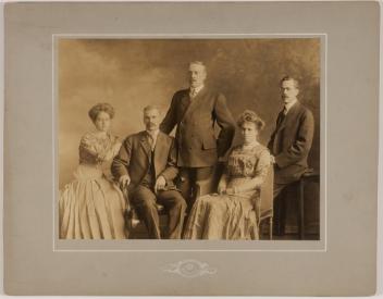 Portrait de groupe de la famille Buchan, Montréal, Québec, 1910
