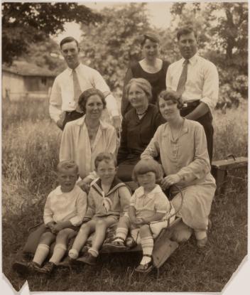 Portrait de groupe de la famille Buchan Smeaton, Québec?, 1920-1930