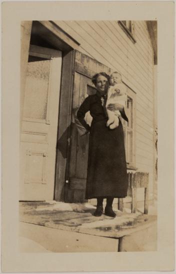 Grand-mère et Bob Buchan? à la ferme Templeton, Québec, 1901-1933