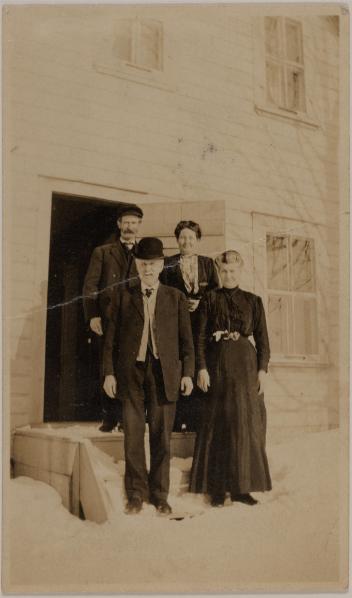 Portrait de groupe de la famille Buchan à la ferme Templeton, Québec, 1901-1920
