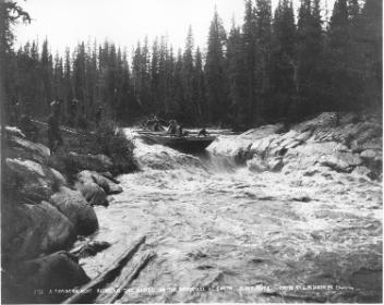 A trader's scow running the rapids at Smith, Slave River, NT, about 1900