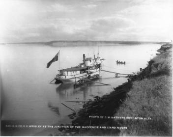 Le vapeur « Wrigley » au confluent des rivières MacKenzie et Liard, Compagnie de la Baie d'Hudson, T.N.-O., 1901 (?)