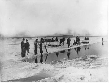 Découpage de la glace sur le fleuve Saint-Laurent à Montréal, QC, vers 1869