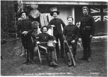 Police à cheval du Nord-Ouest à Pleasant Camp sur la piste Dalton, vers 1898