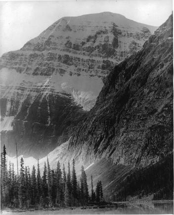 Le mont Edith Cavell et le lac Cavell, C.-B., vers 1900
