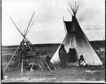 Head Above Water avec des femmes, T'suu T'ina, près de Calgary, Alb., vers 1885