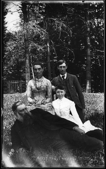 M. et Mme George McDougall avec Vida and Pervis, Drummondville, QC, vers 1900