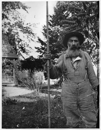 David McDougall tenant une canne à pêche, Drummondville, QC, vers 1895