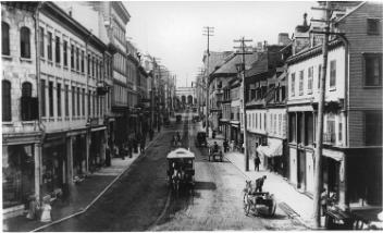 La rue Saint-Jean en direction de la porte, Québec, QC, vers 1890