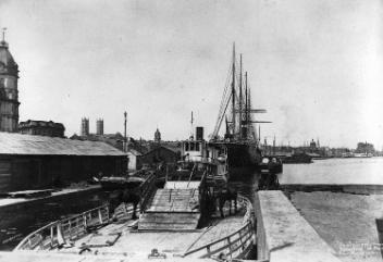 Bateau utilisé pour le transport des chevaux et vapeur « Parisian », port de Montréal, QC, vers 1881