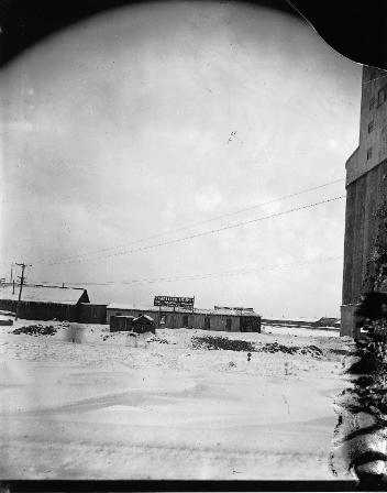 Hangar sur le chantier de construction d'un élévateur, port de Montréal, QC, vers 1901
