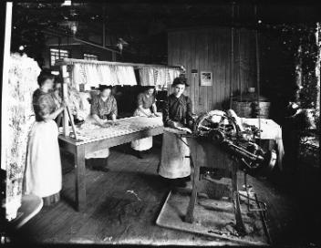 Femmes empesant des cols et des poignets, M. T. S., QC, vers 1901