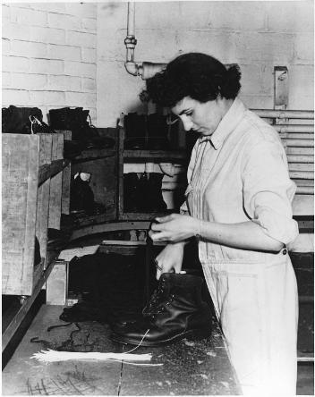 Réparation de bottes de soldats, Service féminin de l'Armée canadienne, 1942-1945