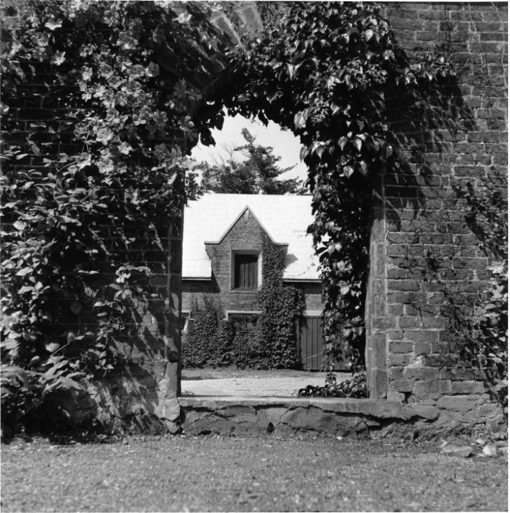 Arcade et maison, résidence Campbell, Saint-Hilaire, QC, vers 1940