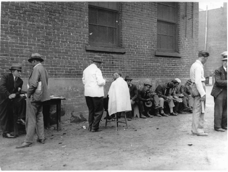 Chômeurs se faisant couper les cheveux, Montréal, QC, vers 1935