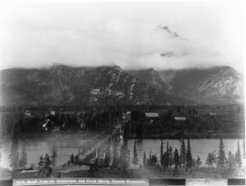 Banff depuis le Sanatorium et nuages au-dessus de la chaîne des Cascades, Alb., vers 1887