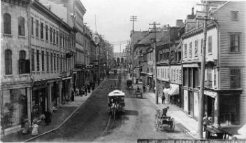 Rue Saint-Jean en direction de la porte, Québec, QC, vers 1885