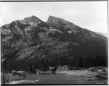 Vue du mont Twin Peaks depuis les chutes de la rivière Bow, Banff, Alb., 1887